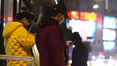 玩手机的人们夜景近景视频的预览图